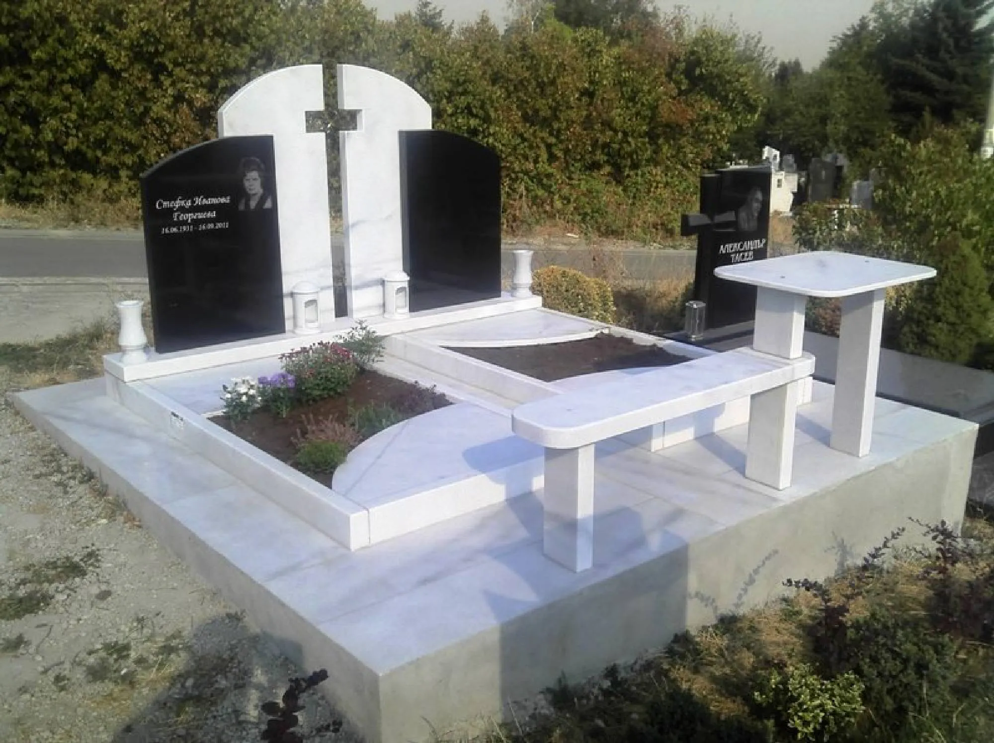 Надгробни паметници и плочи от гранит и мрамор